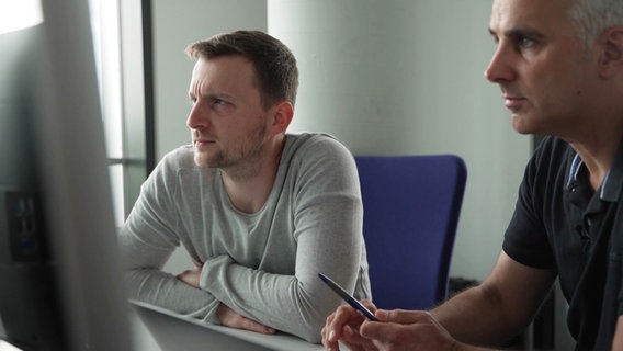 The journalists Daniel Moßbrucker and Robert Bongen. © Screenshot 